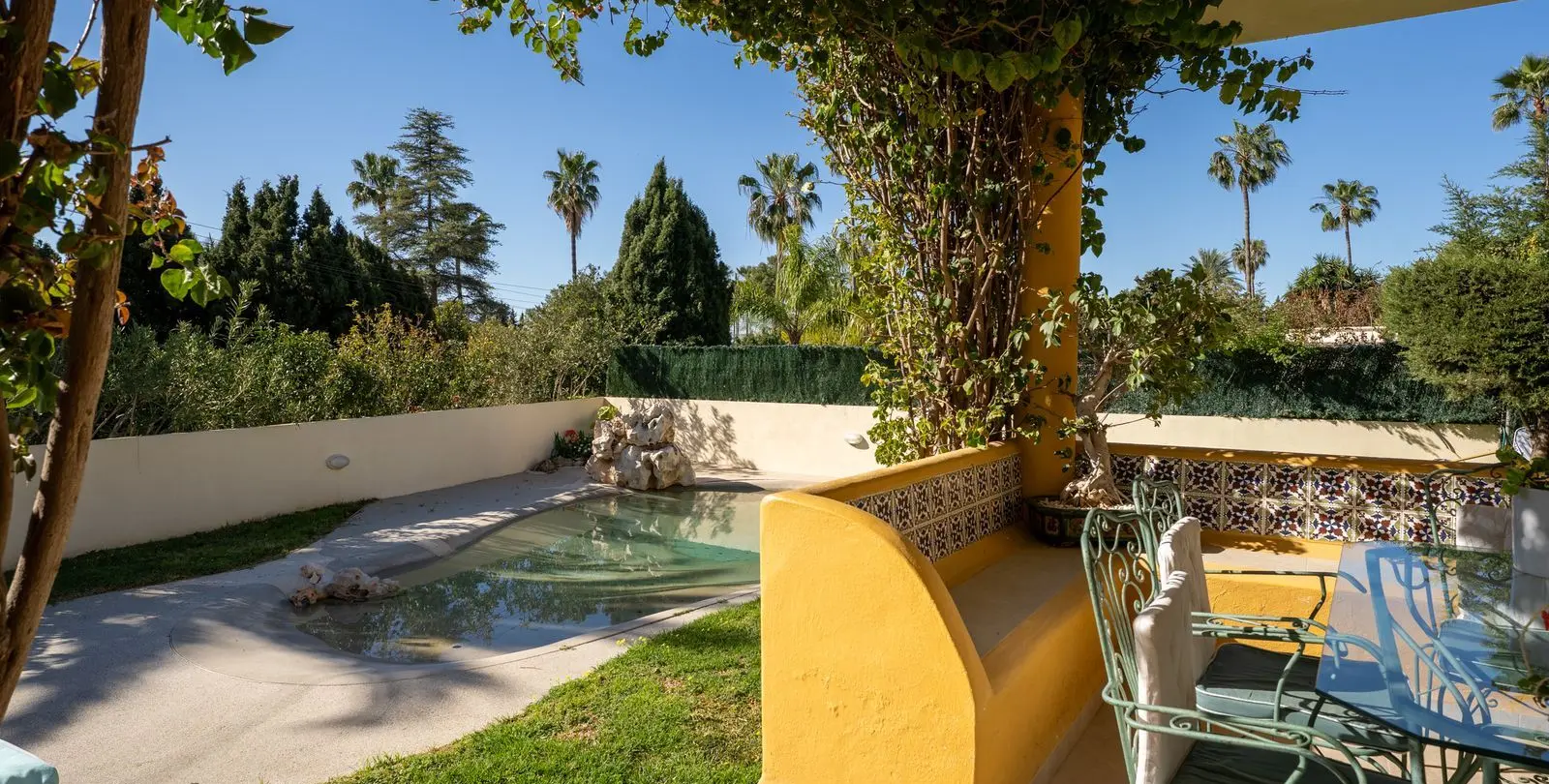 Sale of detached villa in El Paraiso 5