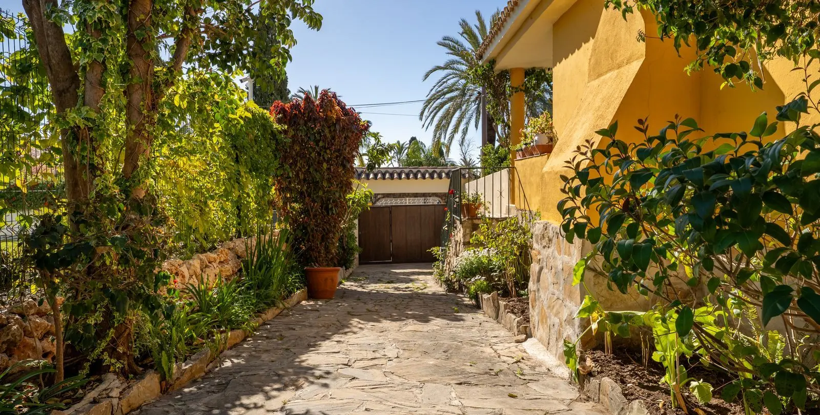 Sale of detached villa in El Paraiso 10