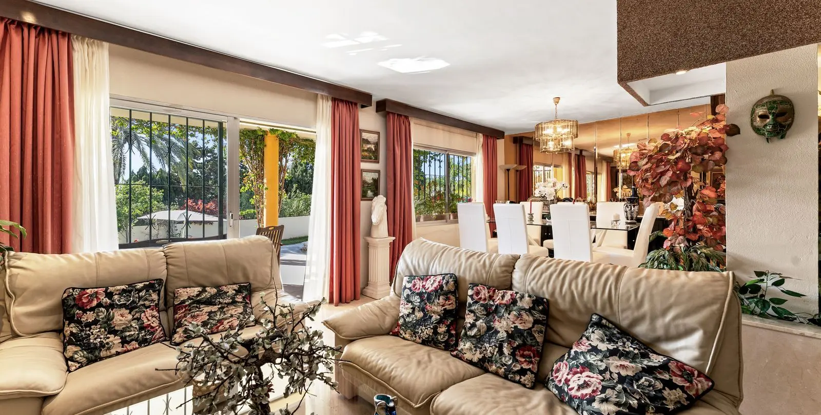 Sale of detached villa in El Paraiso 11