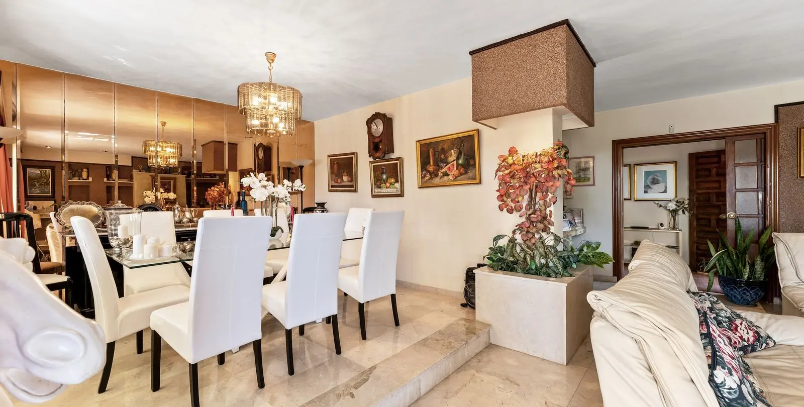 Sale of detached villa in El Paraiso 13