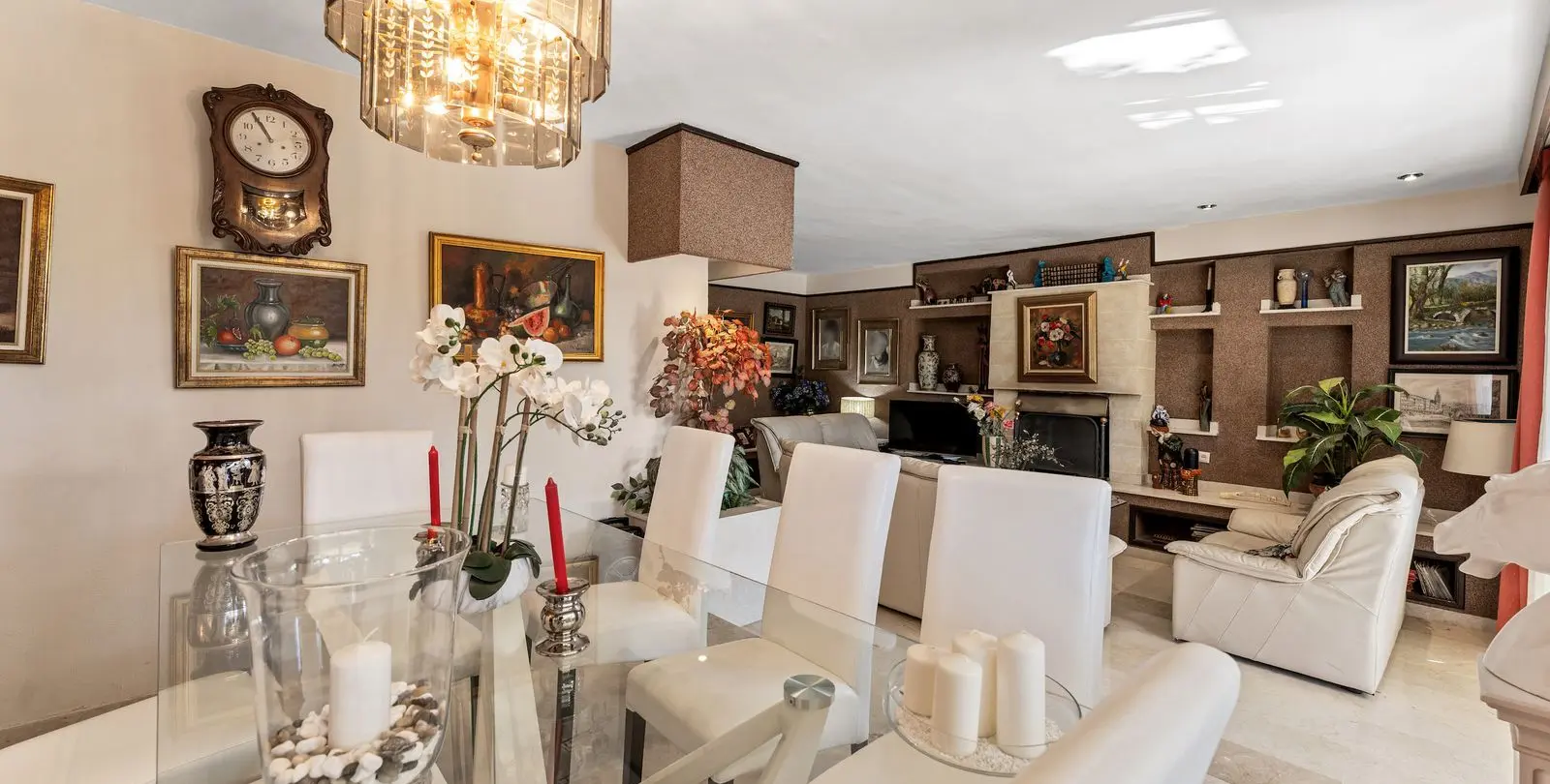 Sale of detached villa in El Paraiso 14