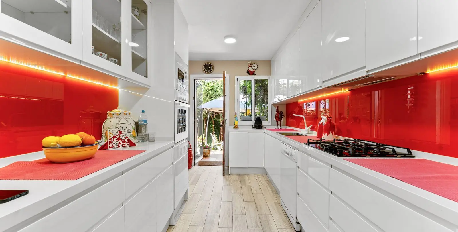 Sale of detached villa in El Paraiso 17