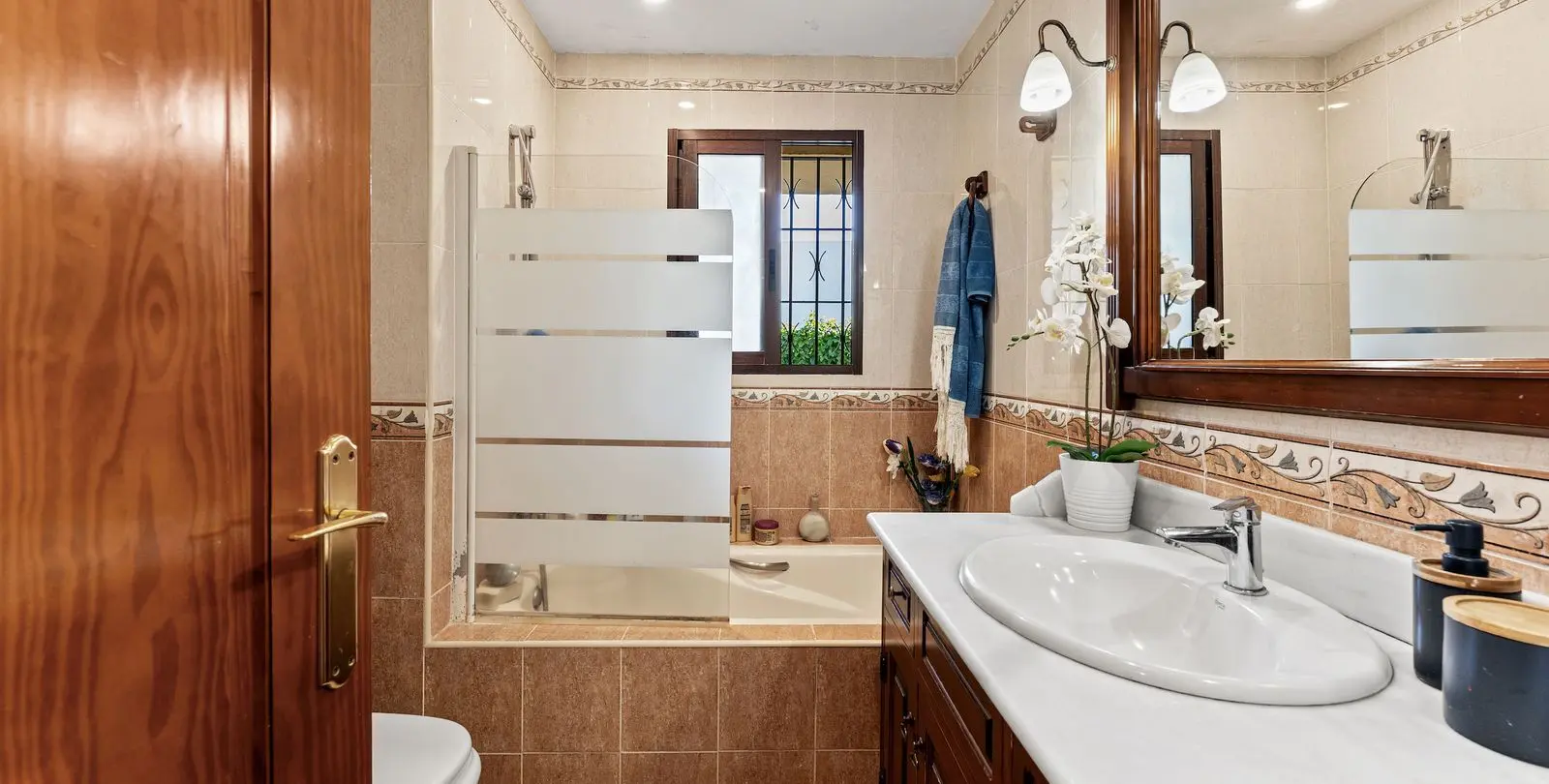 Sale of detached villa in El Paraiso 23