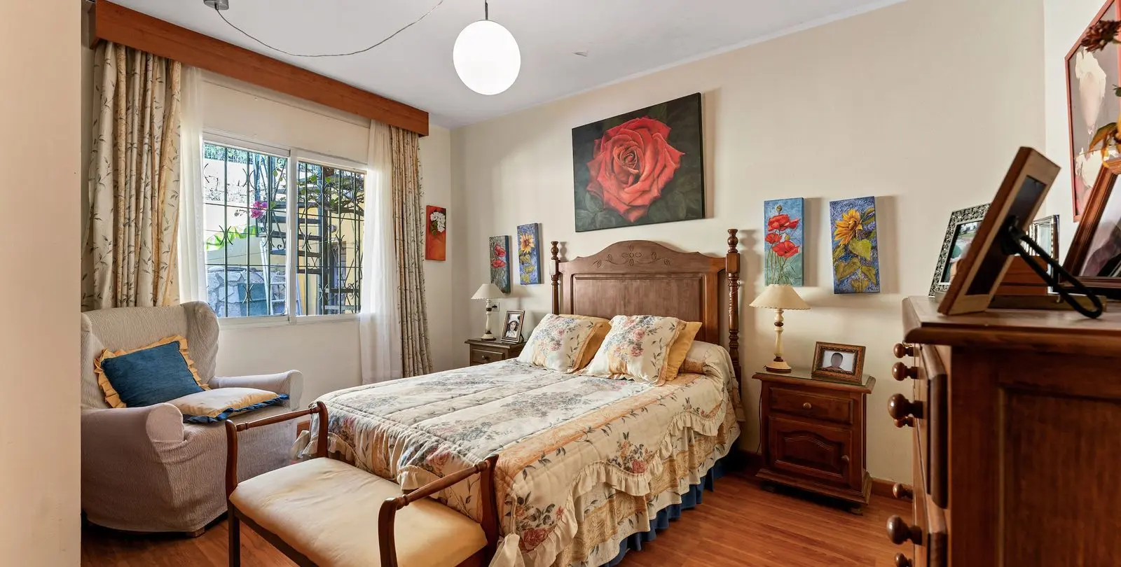 Sale of detached villa in El Paraiso 24
