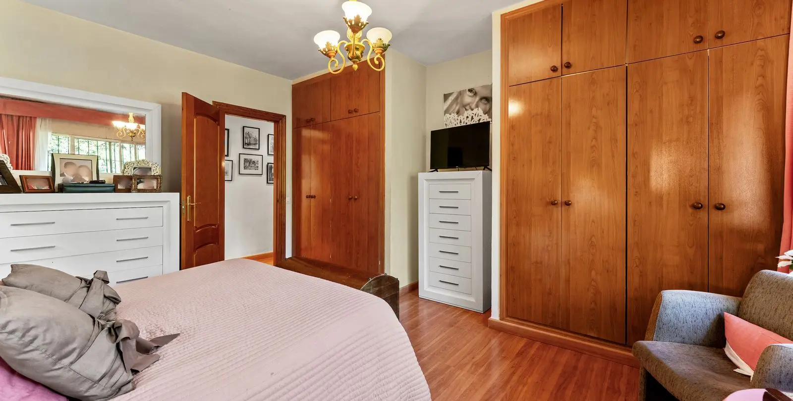 Sale of detached villa in El Paraiso 30