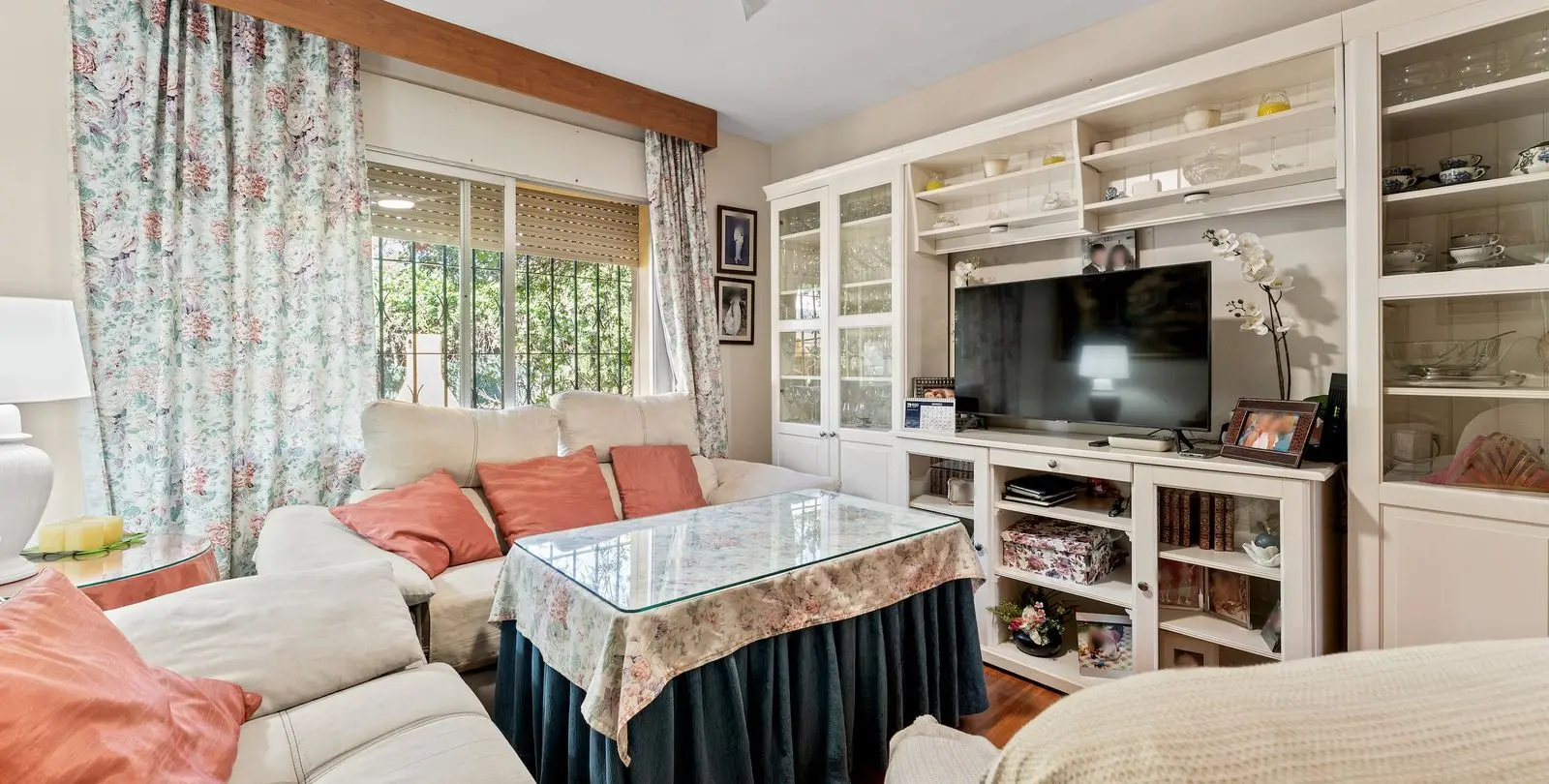 Sale of detached villa in El Paraiso 34