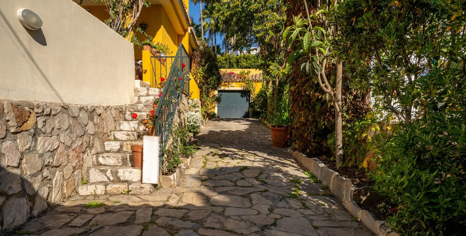 Sale of detached villa in El Paraiso 39