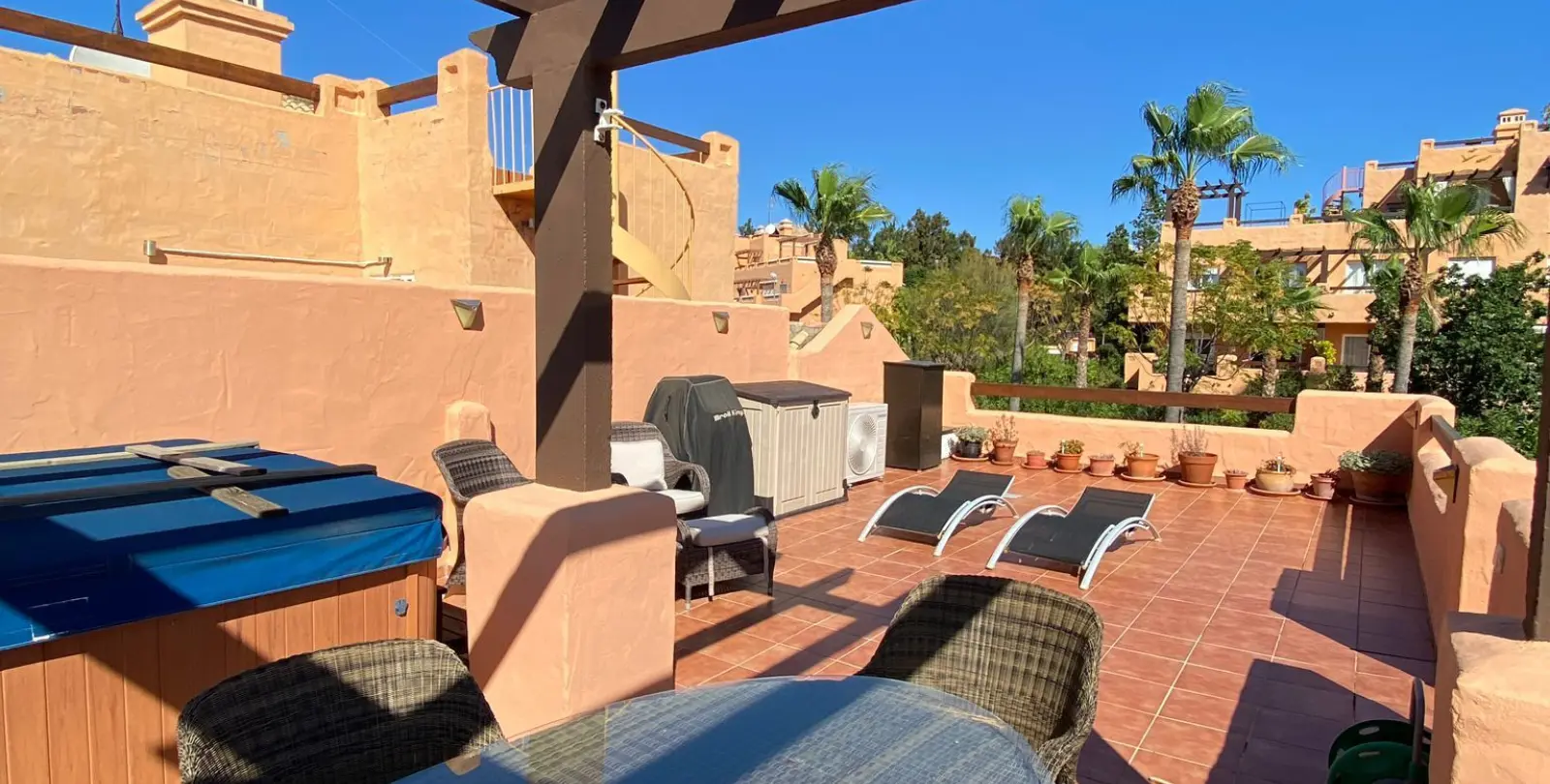 Sale of penthouse in Casares 13