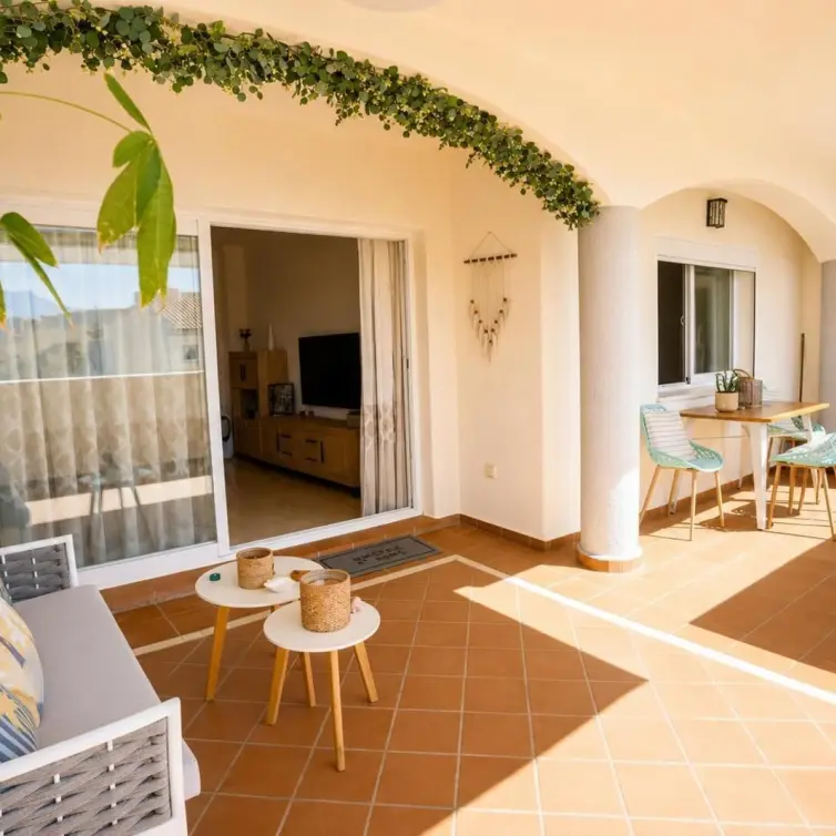 Продажа апартаментов на среднем этаже в Elviria