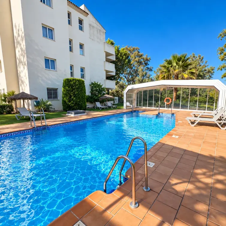 Продажа апартаментов на среднем этаже в Elviria