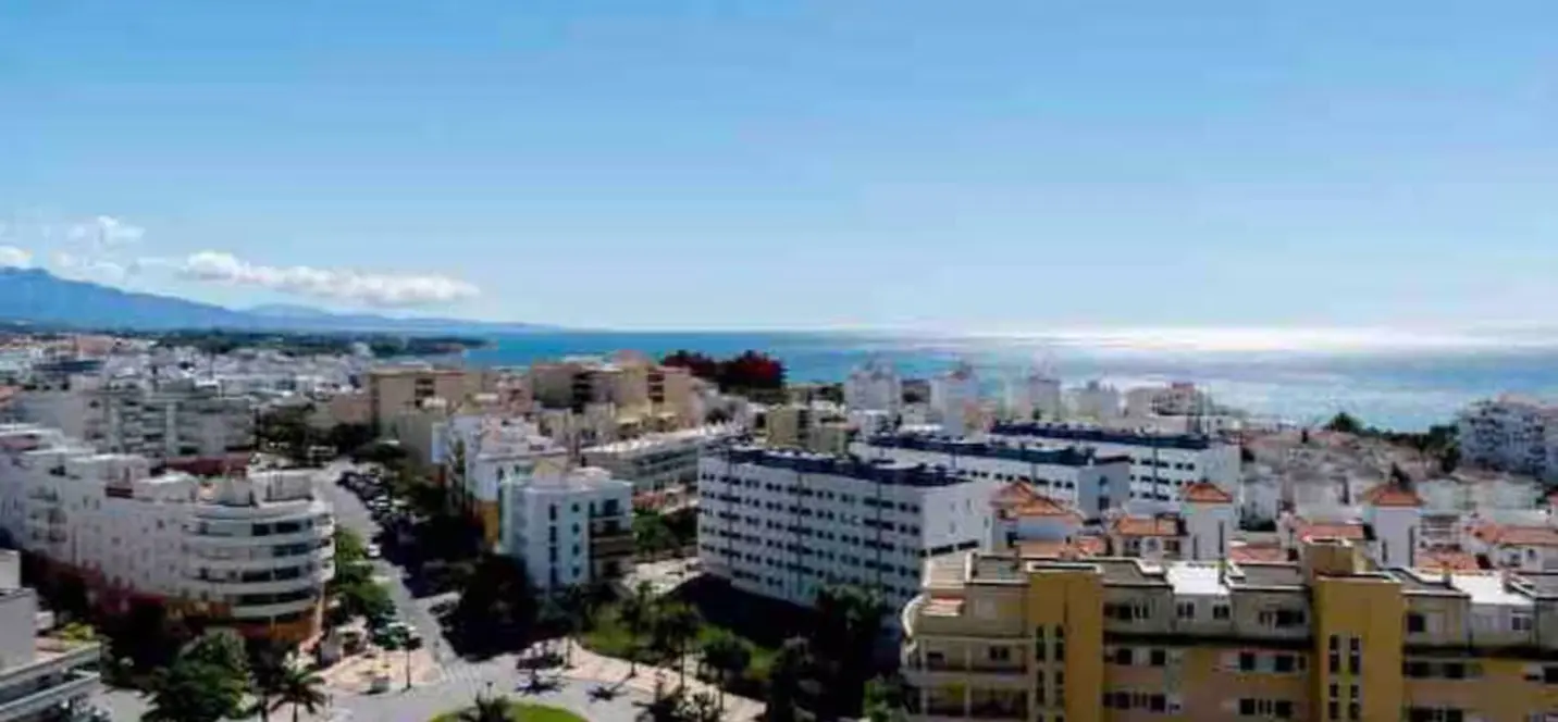 Venta de apartamento en planta media en Estepona 1