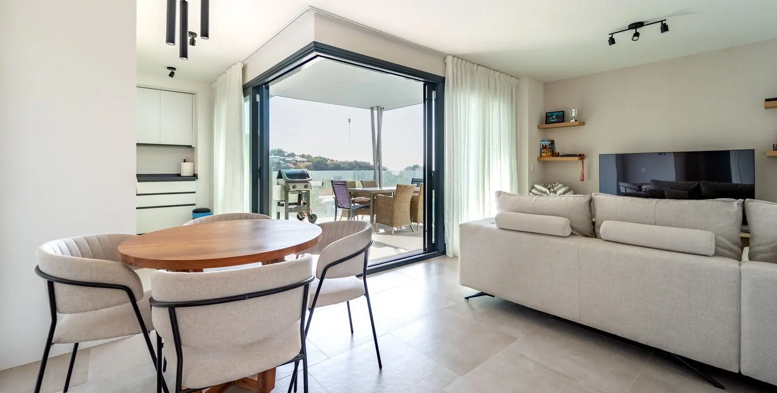 Venta de apartamento en planta media en Los Pacos 1
