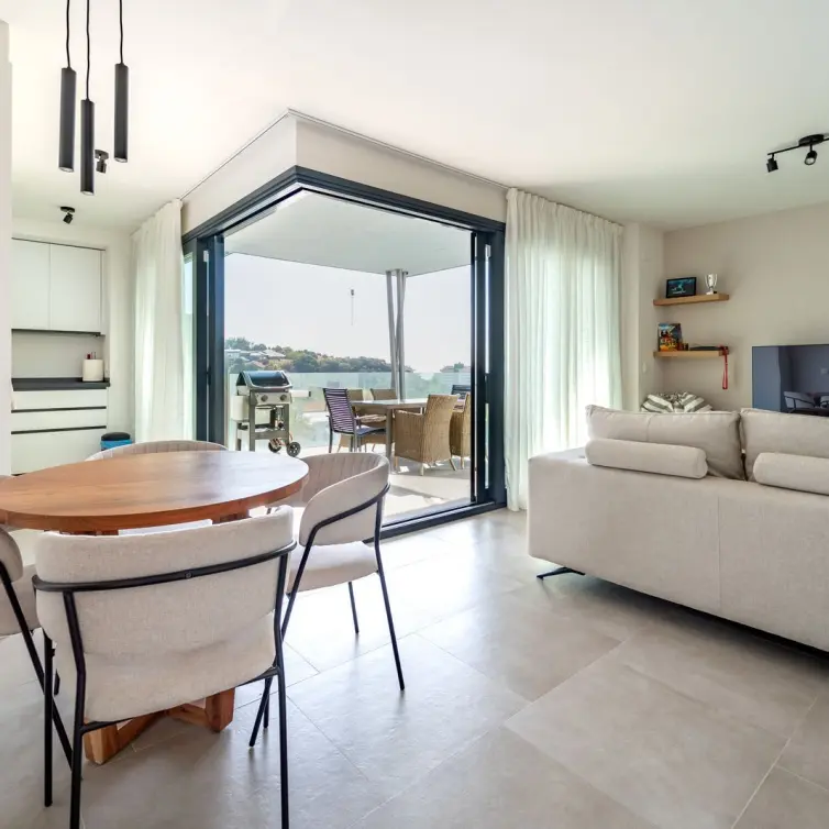 Venta de apartamento en planta media en Los Pacos