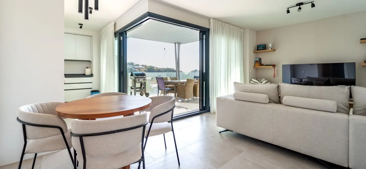 Venta de apartamento en planta media en Los Pacos 0