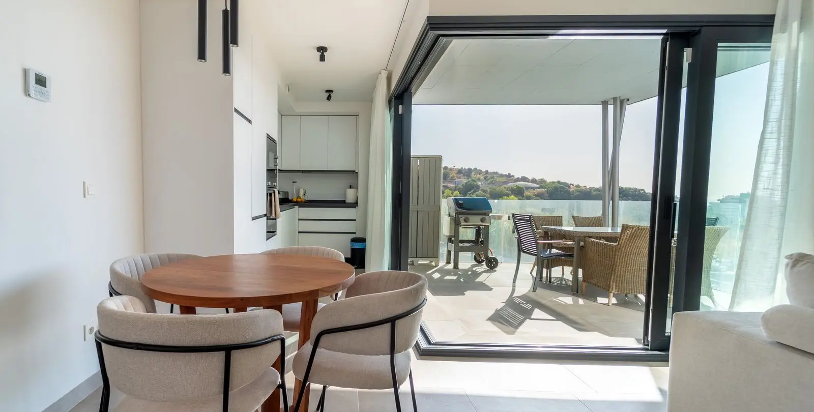 Venta de apartamento en planta media en Los Pacos 3