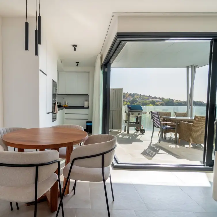 Venta de apartamento en planta media en Los Pacos