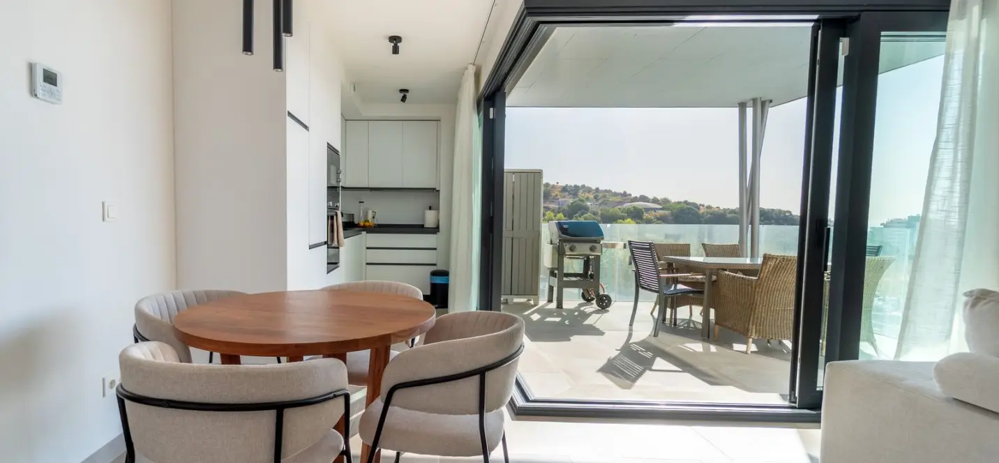 Venta de apartamento en planta media en Los Pacos 2