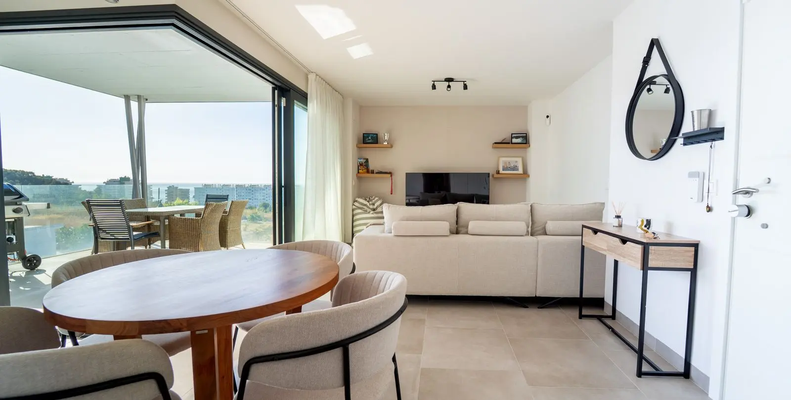 Venta de apartamento en planta media en Los Pacos 4