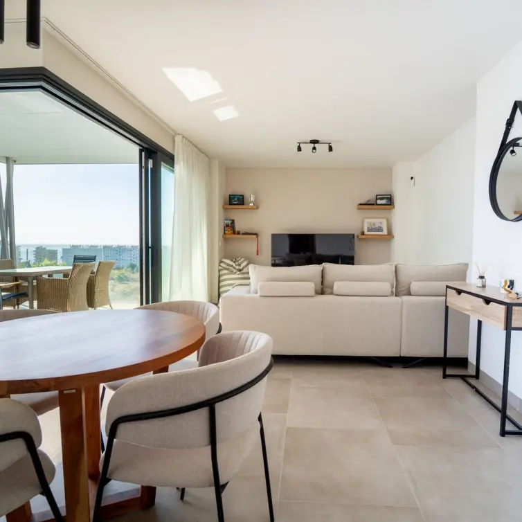 Venta de apartamento en planta media en Los Pacos