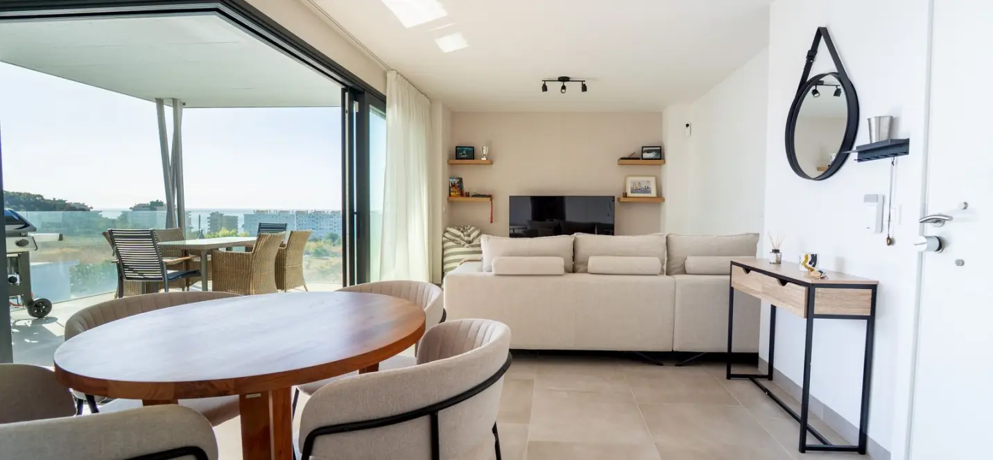 Venta de apartamento en planta media en Los Pacos 3