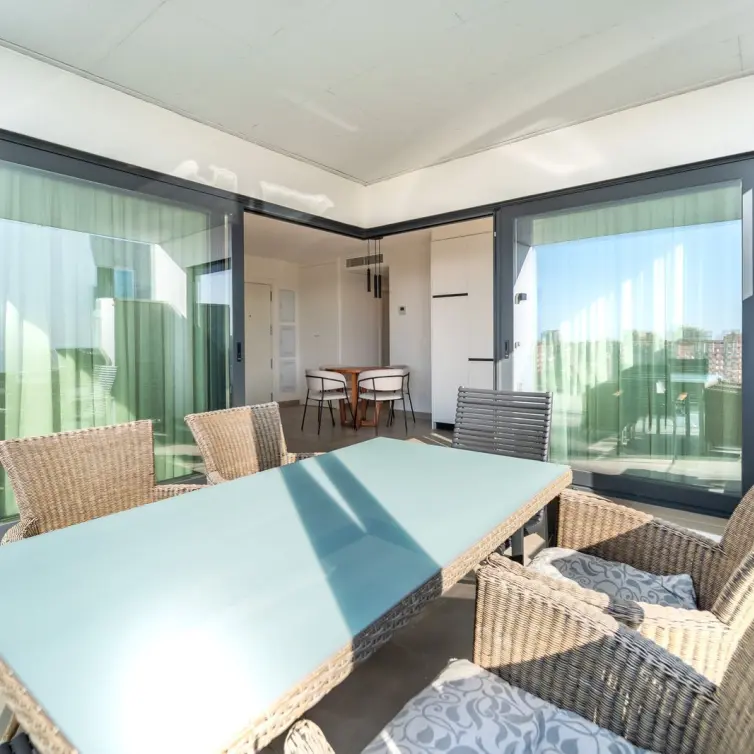 Venta de apartamento en planta media en Los Pacos