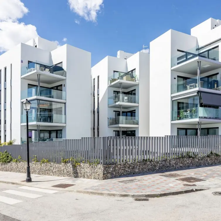 Venta de apartamento en planta media en Los Pacos