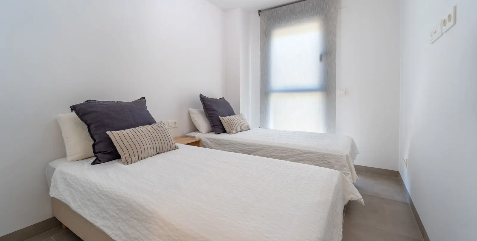 Venta de apartamento en planta media en Los Pacos 24