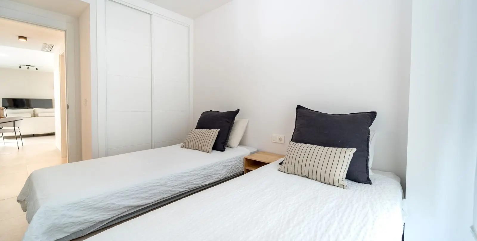 Venta de apartamento en planta media en Los Pacos 25