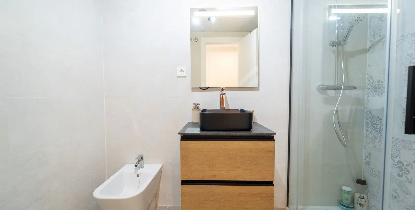 Venta de apartamento en planta media en Los Pacos 26