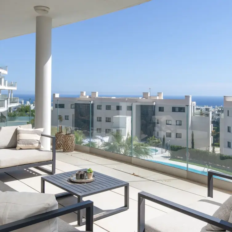 Sale of middle floor apartment in Higueron