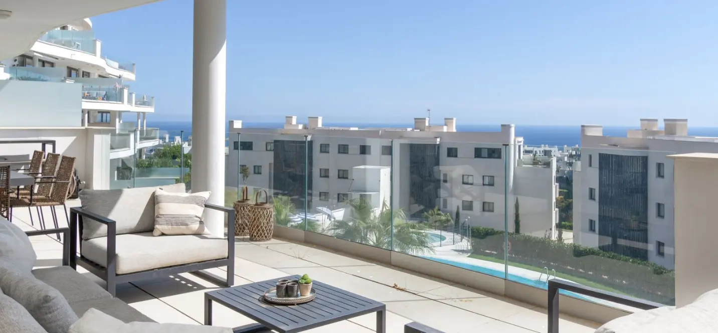 Sale of middle floor apartment in Higueron 0