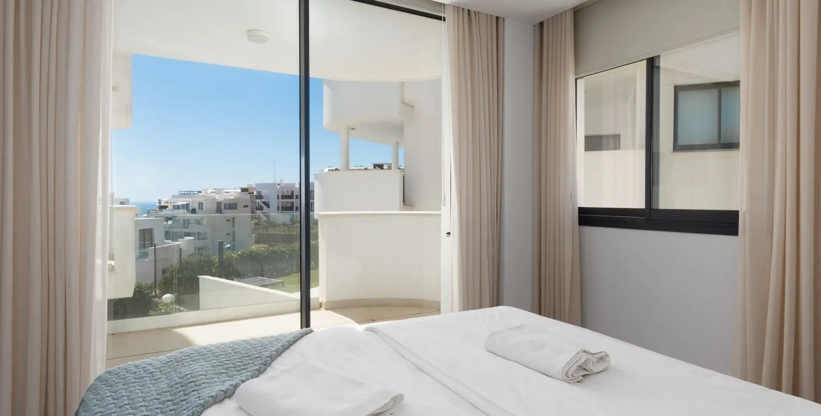Venta de apartamento en planta media en Higueron 3