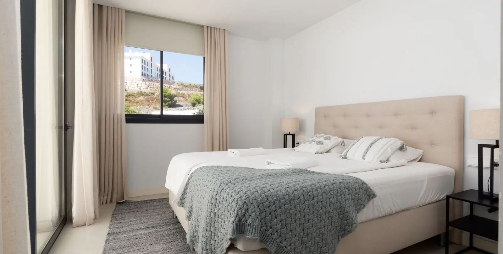 Venta de apartamento en planta media en Higueron 5
