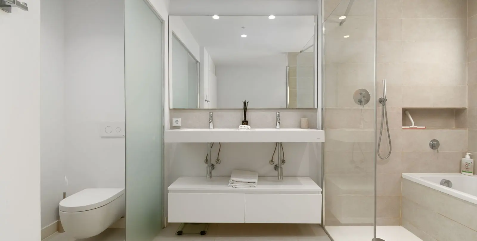 Venta de apartamento en planta media en Higueron 11