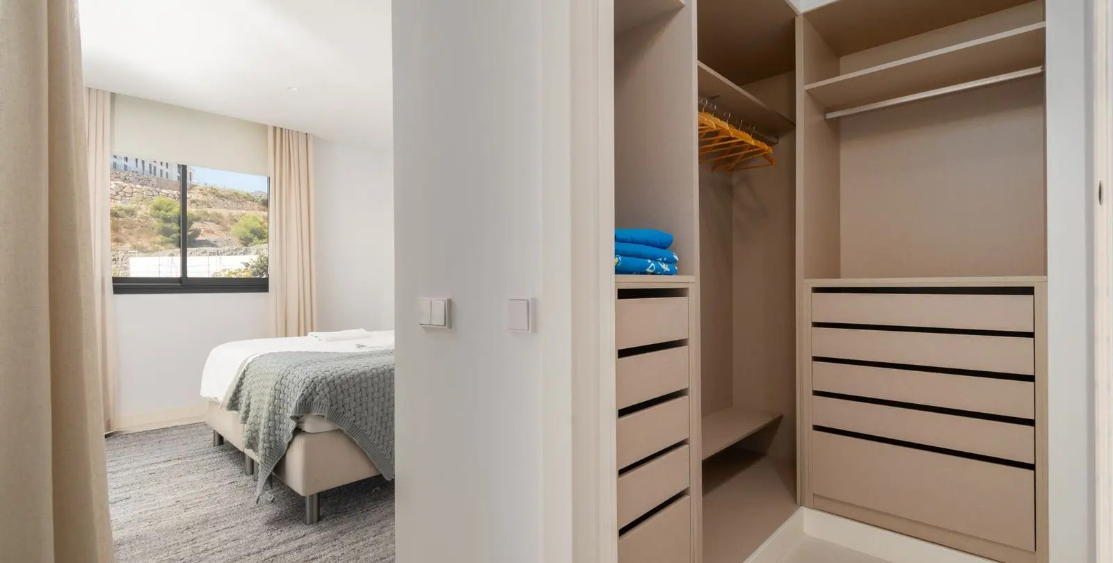 Venta de apartamento en planta media en Higueron 12