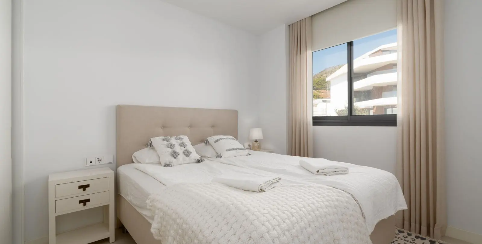 Venta de apartamento en planta media en Higueron 13