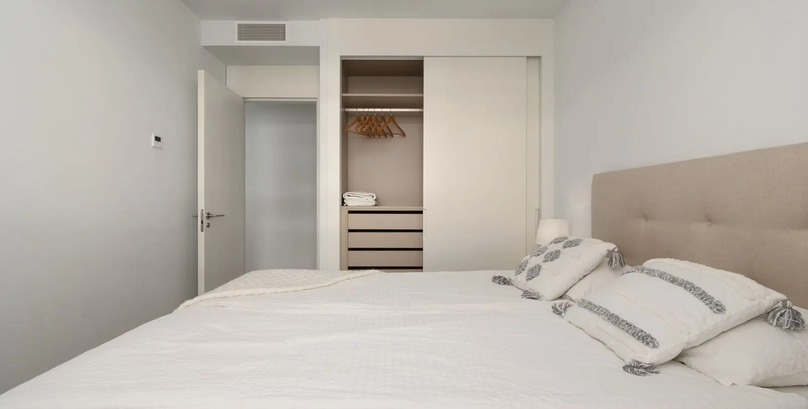 Venta de apartamento en planta media en Higueron 14