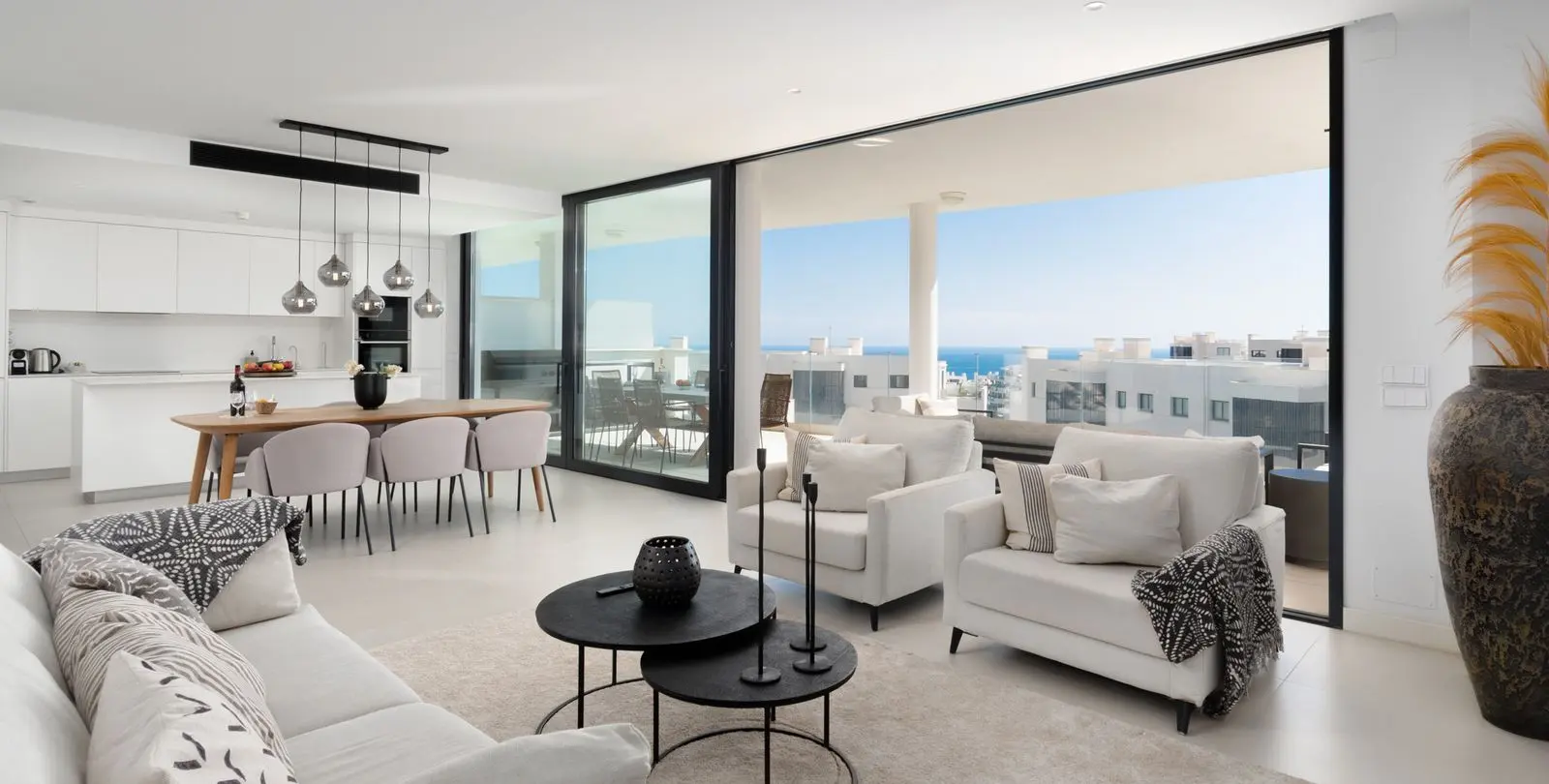Venta de apartamento en planta media en Higueron 17