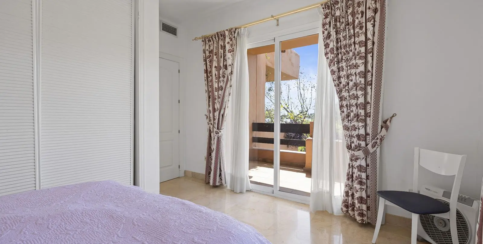Venta de apartamento en planta media en The Golden Mile 14