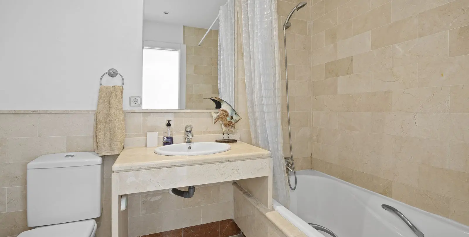 Venta de apartamento en planta media en The Golden Mile 15
