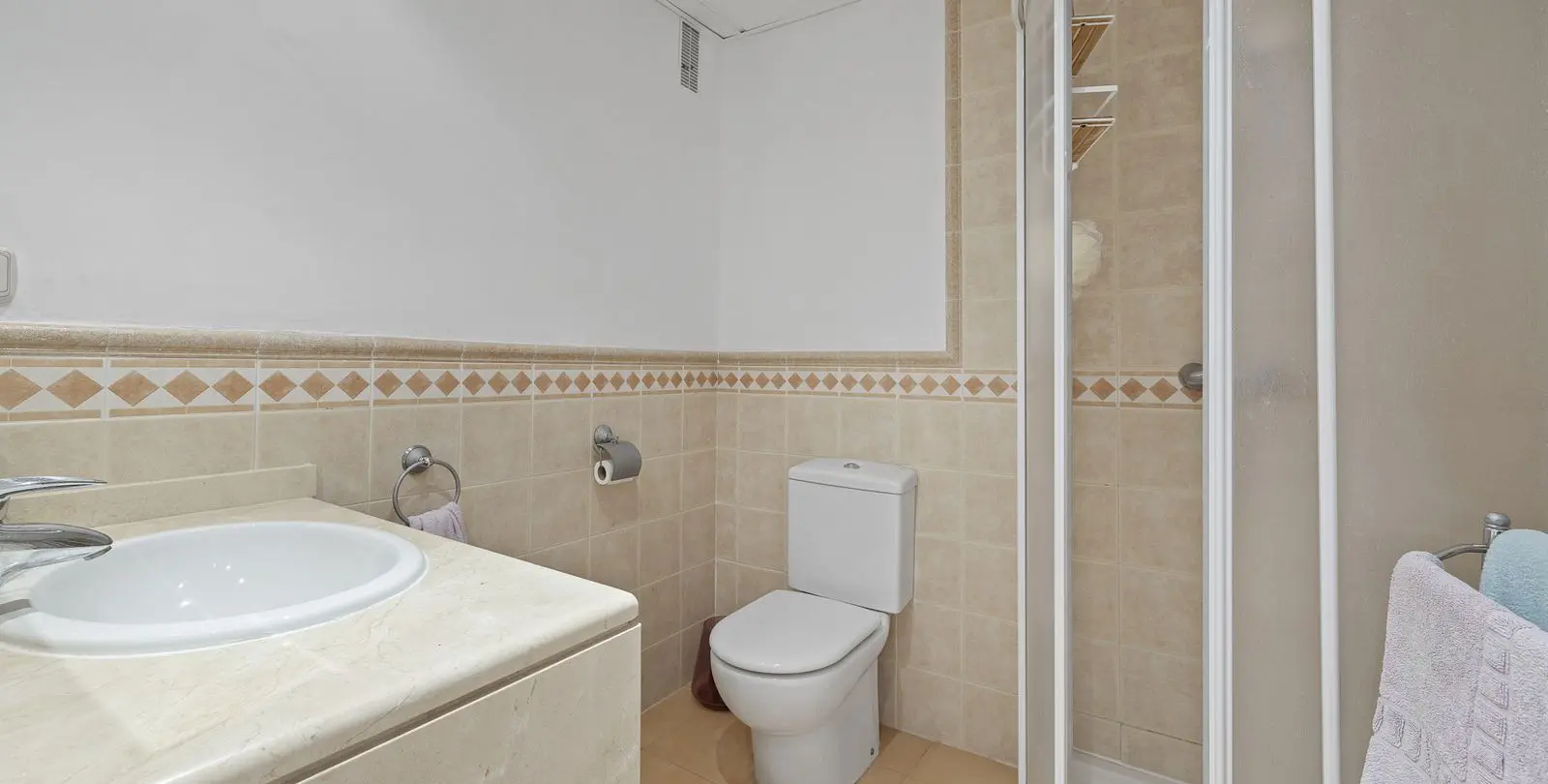Venta de apartamento en planta media en The Golden Mile 19