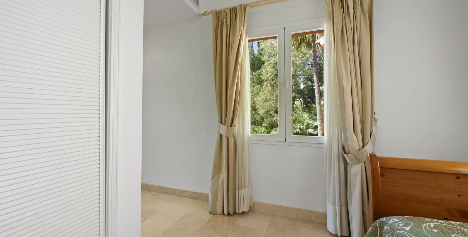 Venta de apartamento en planta media en The Golden Mile 21