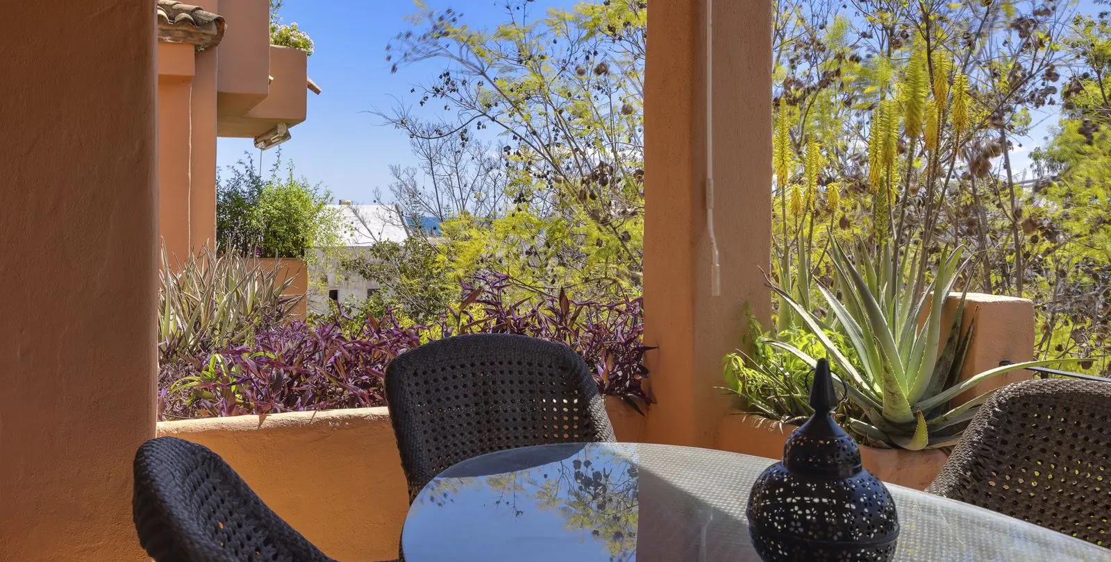 Venta de apartamento en planta media en The Golden Mile 23