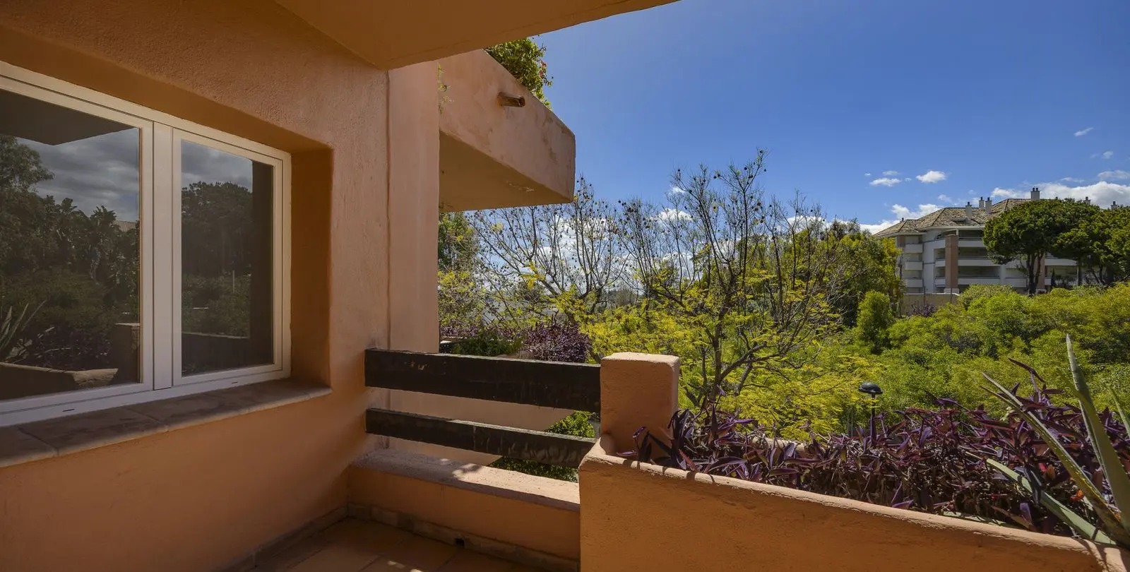 Venta de apartamento en planta media en The Golden Mile 24