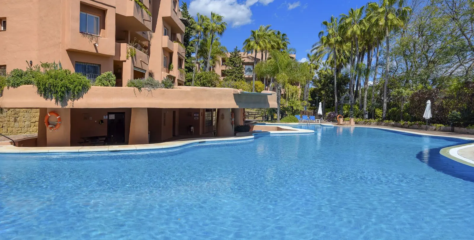 Venta de apartamento en planta media en The Golden Mile 25