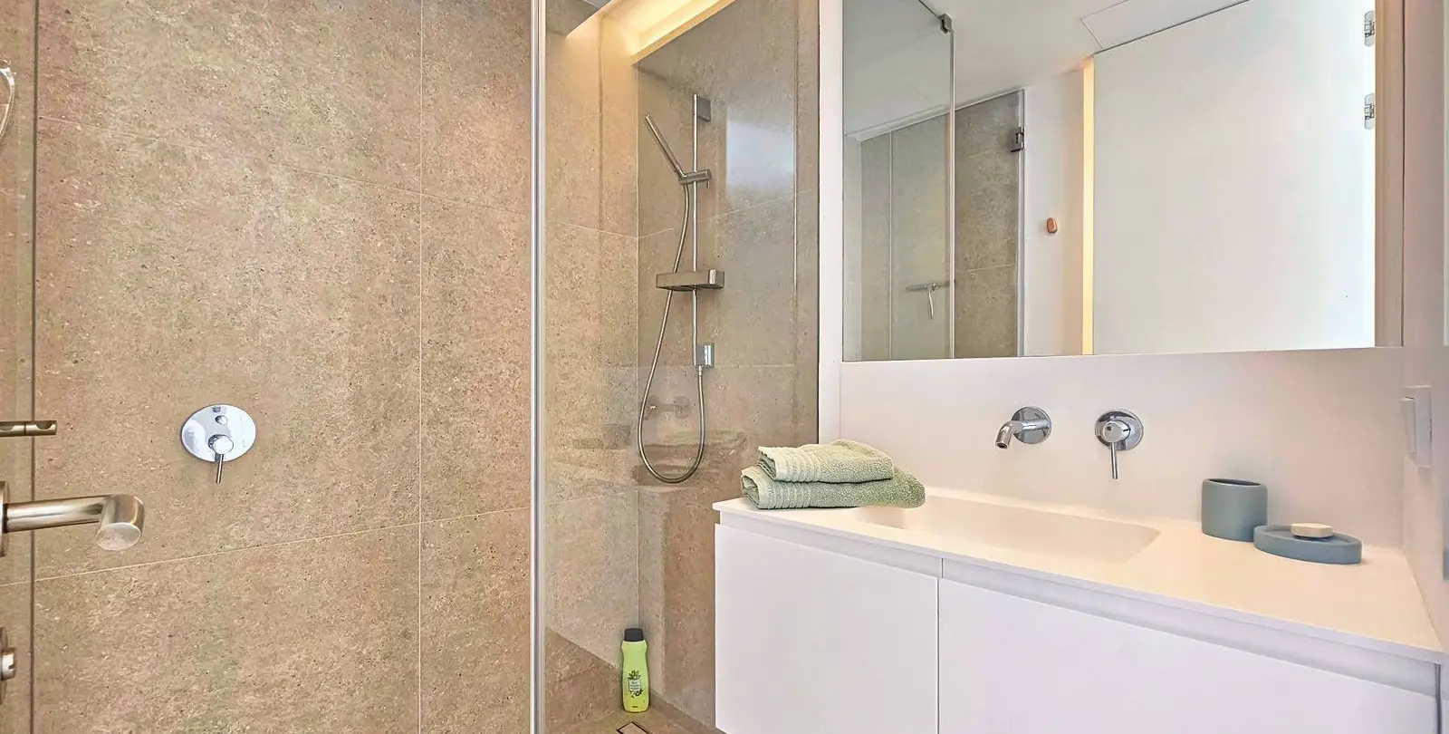 Venta de apartamento en planta media en Los Arqueros 27