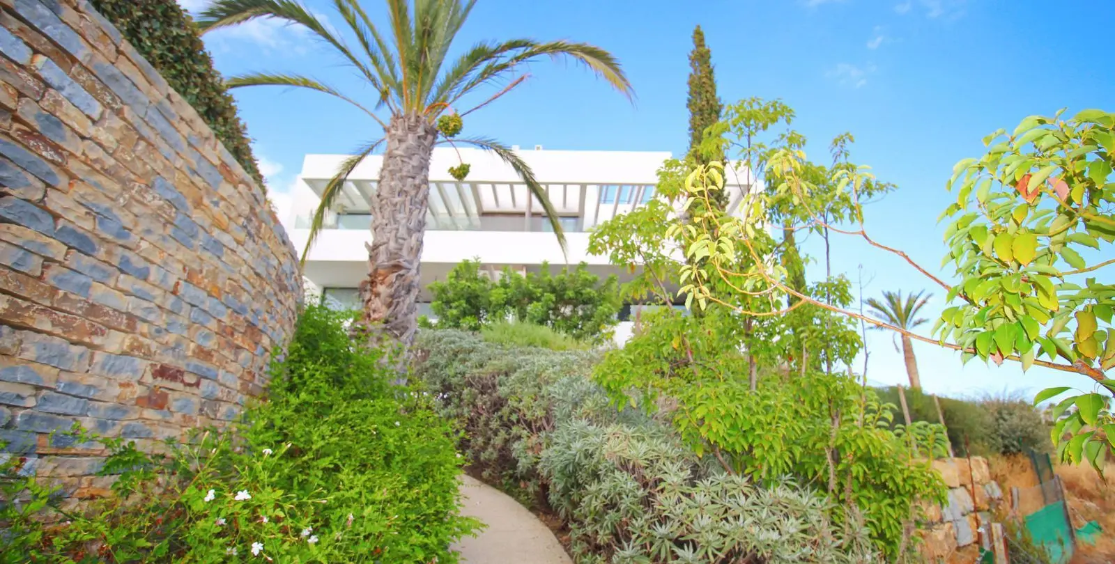 Venta de apartamento en planta media en Los Arqueros 28