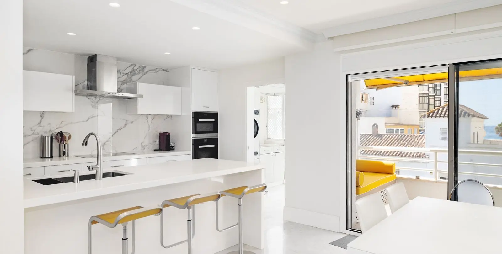 Venta de apartamento en planta media en Marbella 1