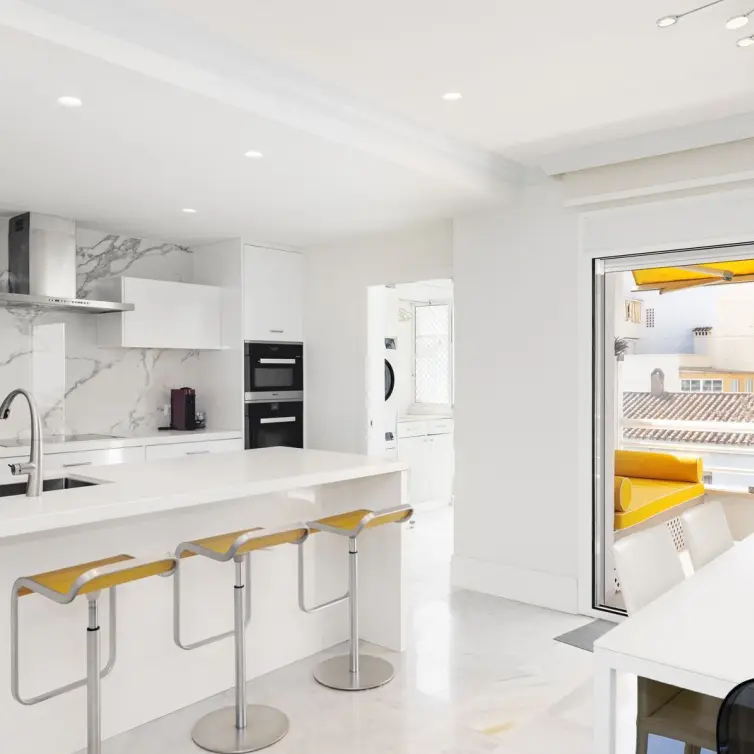 Venta de apartamento en planta media en Marbella