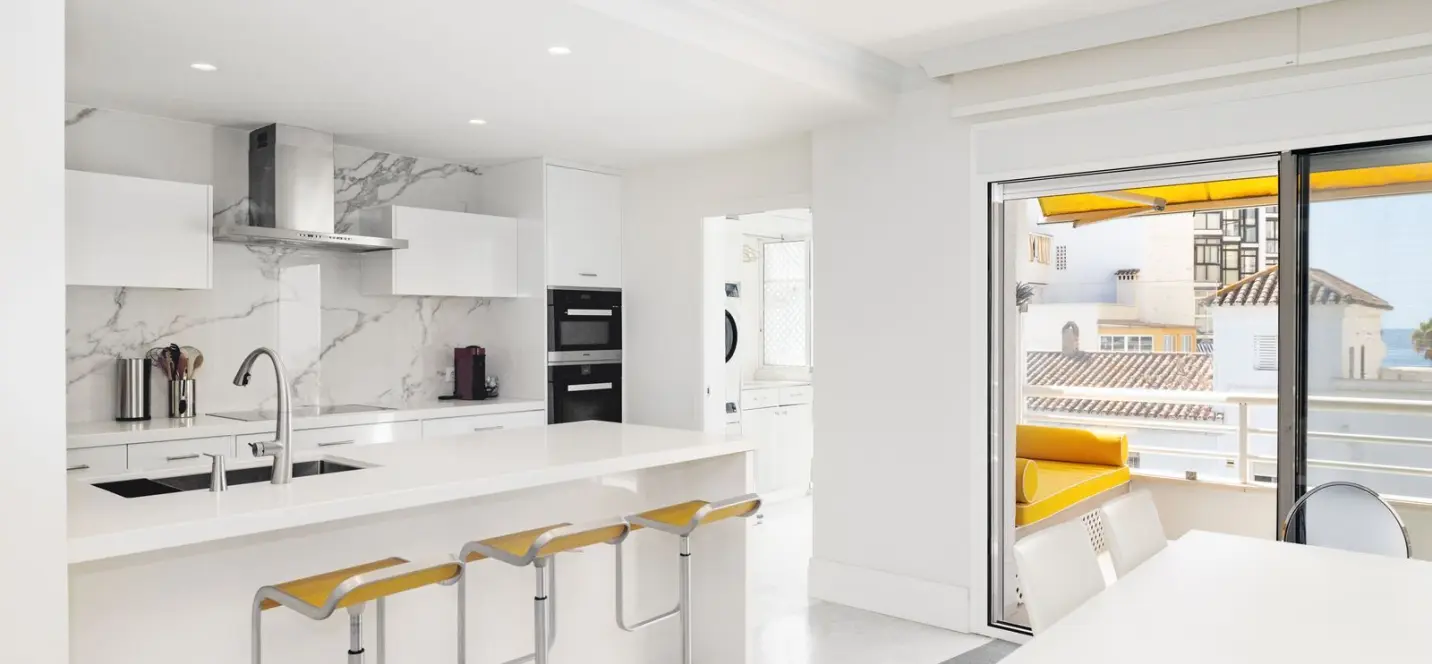 Venta de apartamento en planta media en Marbella 0